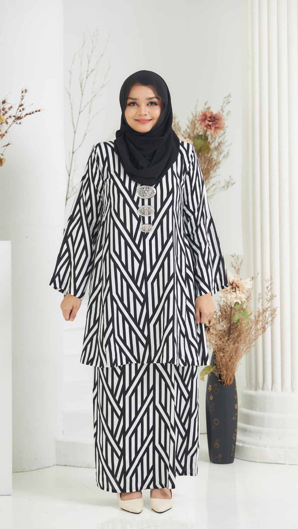 Olivia - Kurung Pesak Labuh - Black & White