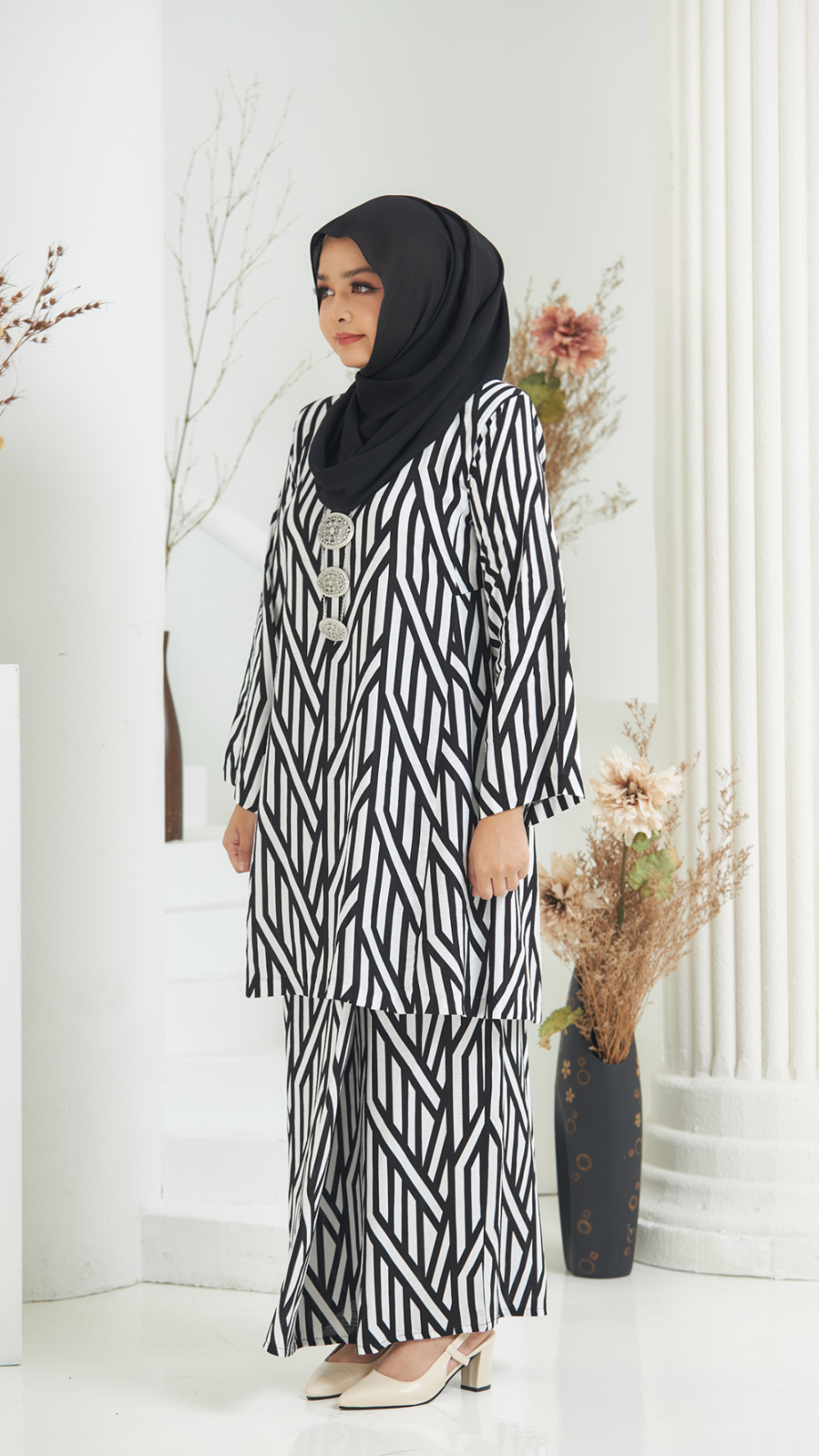 Olivia - Kurung Pesak Labuh - Black & White - Image 2
