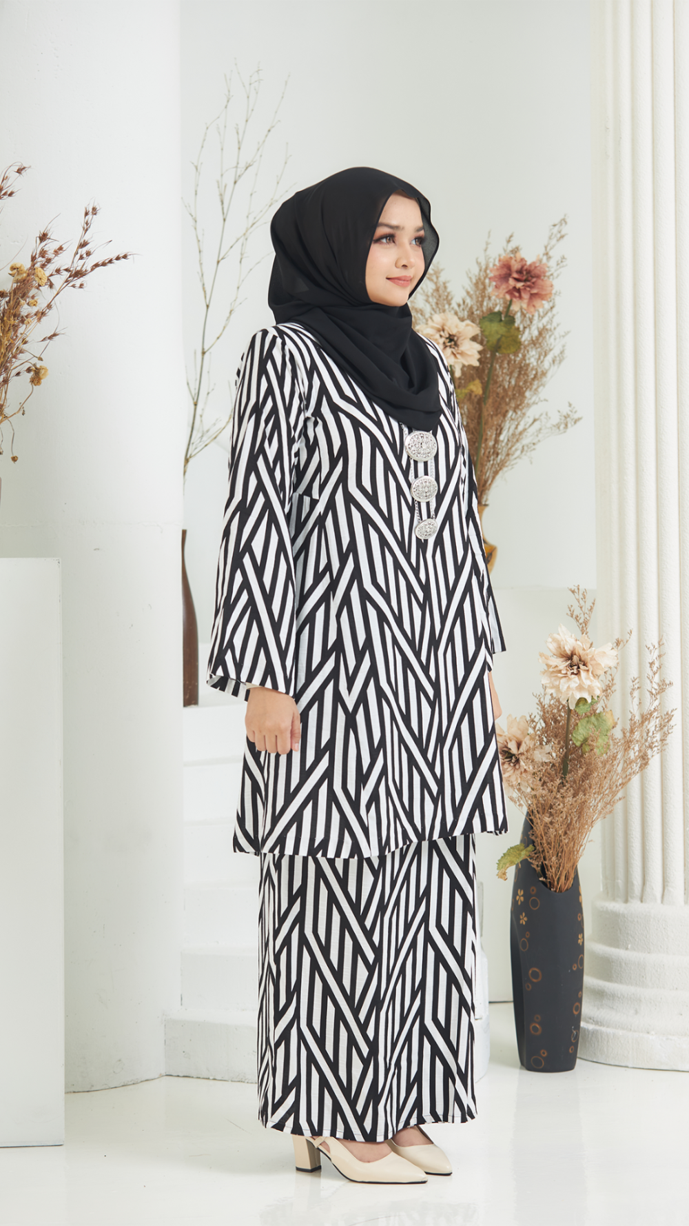 Olivia - Kurung Pesak Labuh - Black & White - Image 3