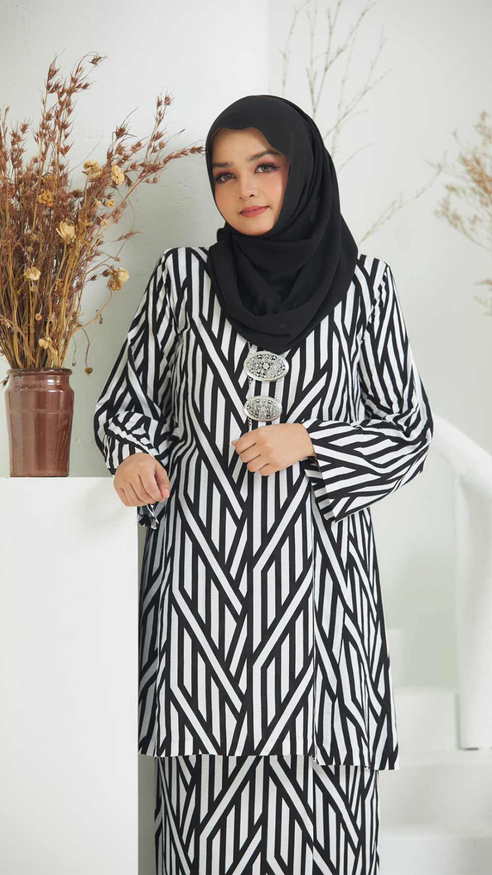 Olivia - Kurung Pesak Labuh - Black & White - Image 4