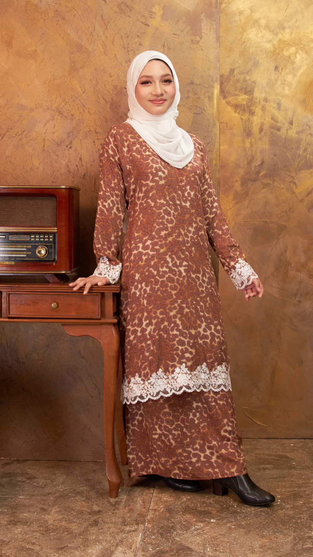 Alunan - Kurung Pesak Labuh - Orange - Image 2