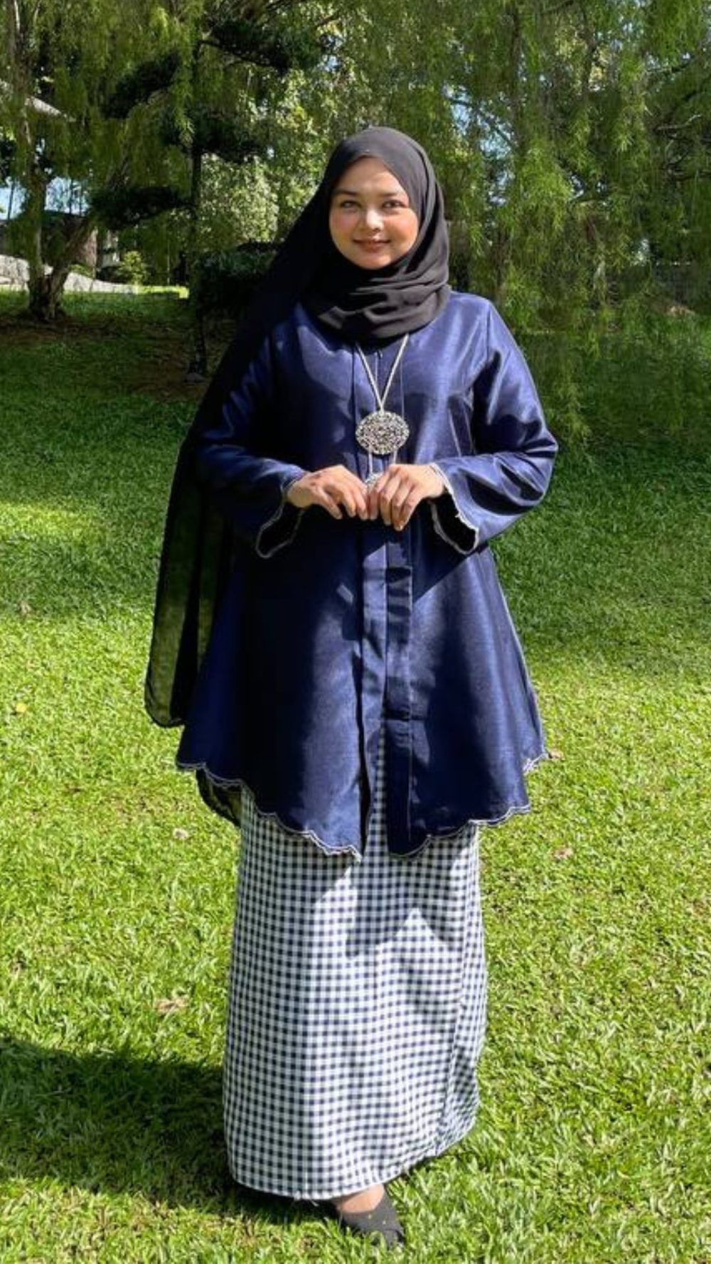 Ratna Dewi - Kebaya Labuh Sulam - Navy Blue