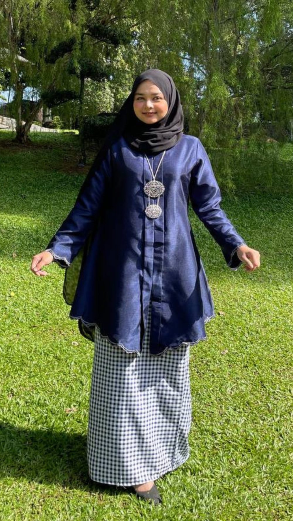 Ratna Dewi - Kebaya Labuh Sulam - Navy Blue - Image 2