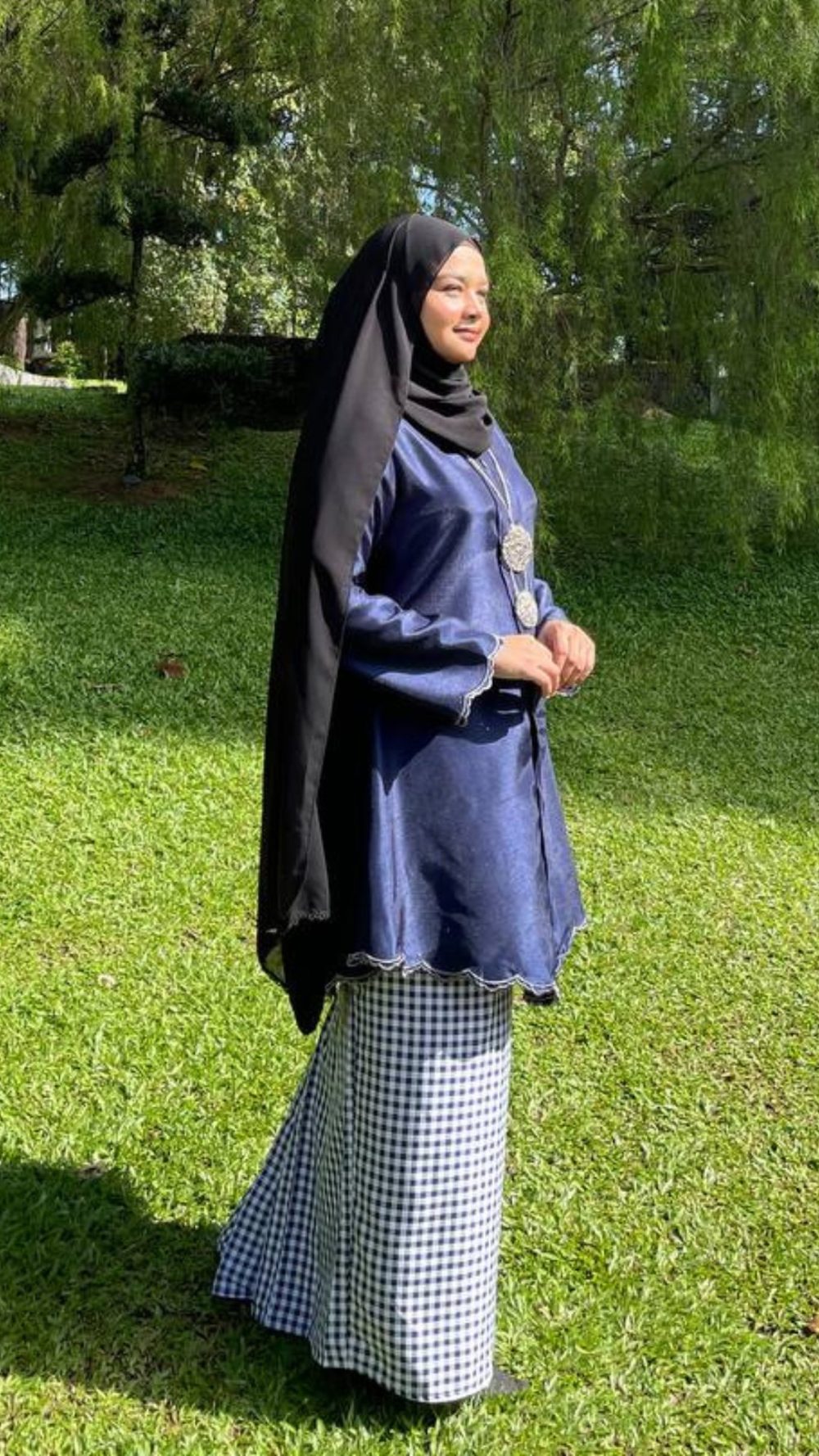 Ratna Dewi - Kebaya Labuh Sulam - Navy Blue - Image 3