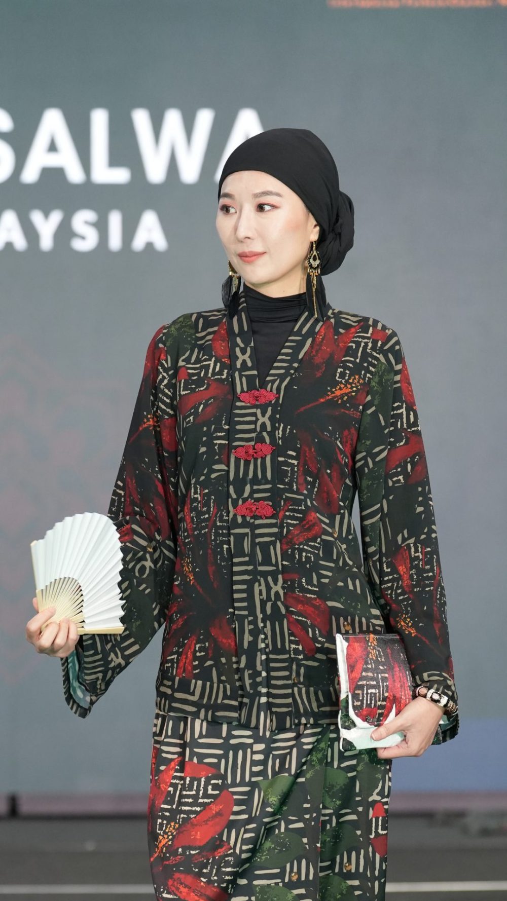 Kemilau Warisan - Kebaya Baba Noyonya - Black Red - Image 3