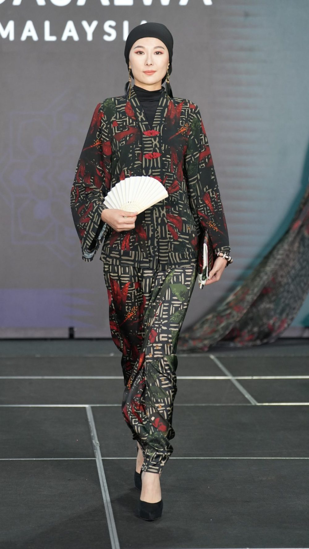 Kemilau Warisan - Kebaya Baba Noyonya - Black Red - Image 2